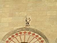 Lyon, Abbaye d'Ainay, Clocher-porche, Statue, Homme (tete cassee) (2)